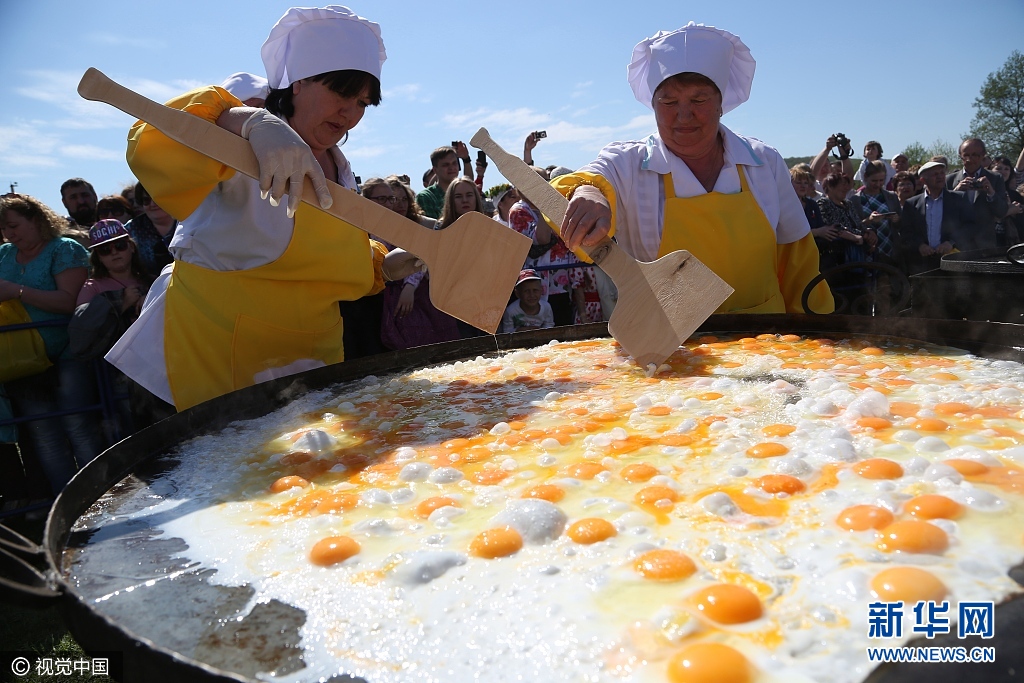 俄罗斯举办地区间文化节 民众大锅摊鸡蛋挑战纪录（组图）