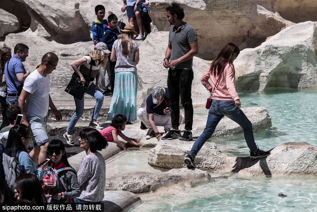 意大利著名景点特莱维喷泉“爬”满游客 只为拍到完美的照片