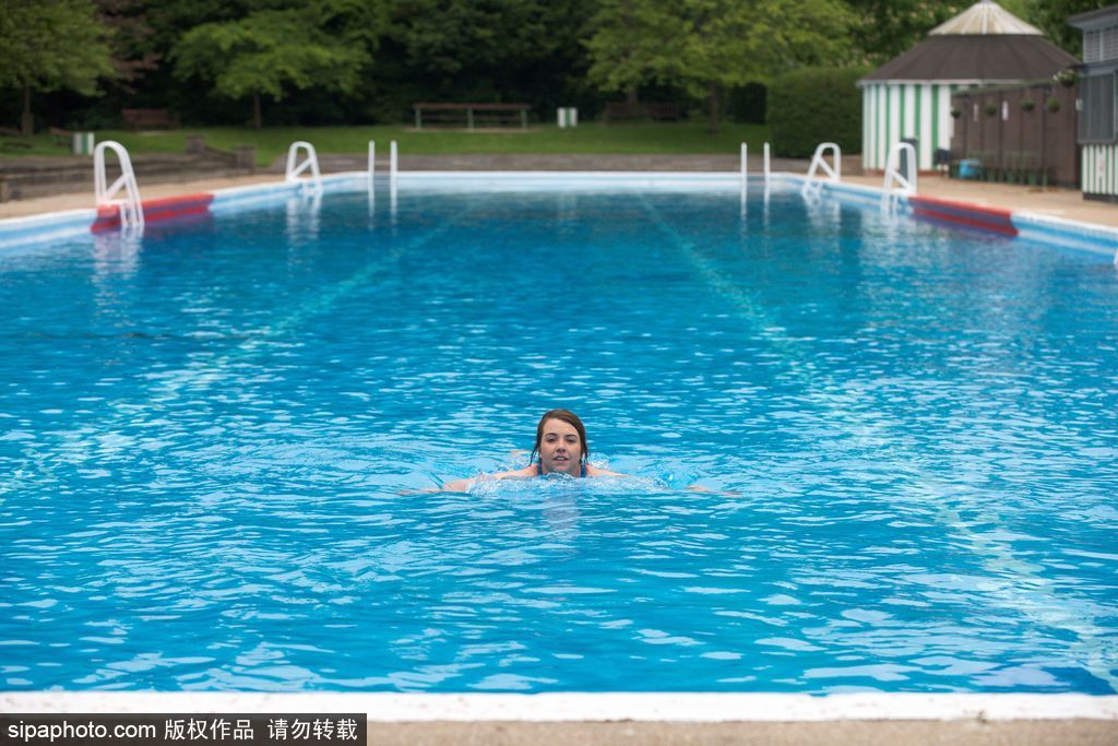 英国：欧洲最长户外游泳池开放 全长91米可容纳2400立方米水