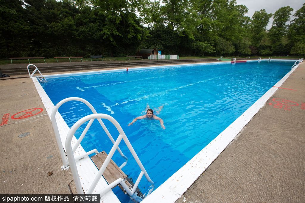 英国：欧洲最长户外游泳池开放 全长91米可容纳2400立方米水