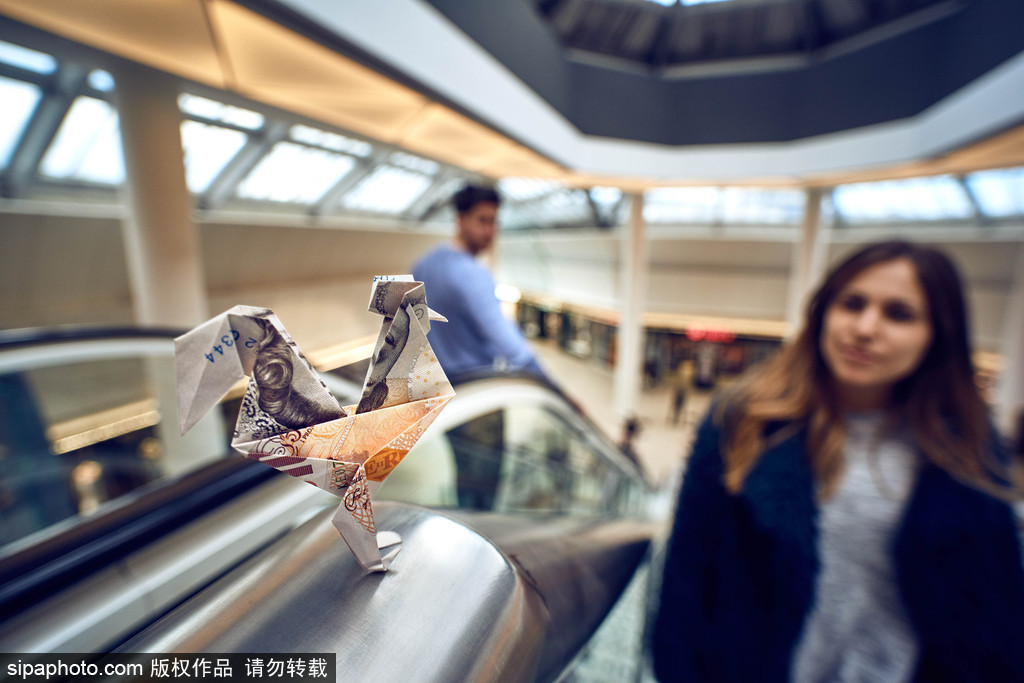 爱钱又耿直的英国人 购物中心布置“英镑纸鹤”为民众制造惊喜