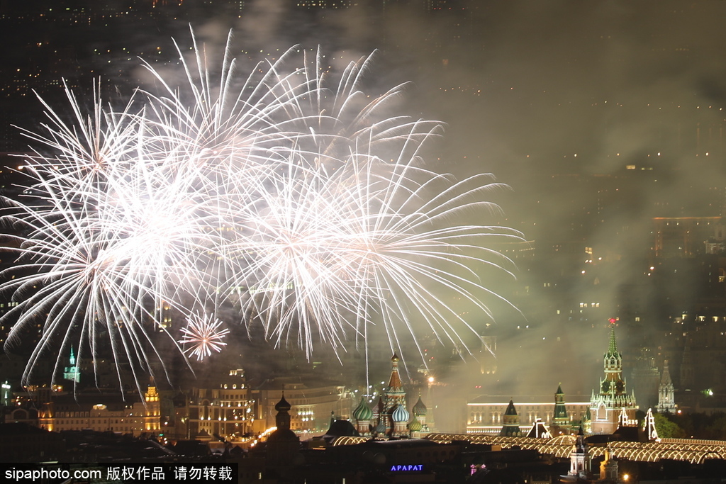 莫斯科胜利日夜晚绚烂 约1万枚烟花装点夜空