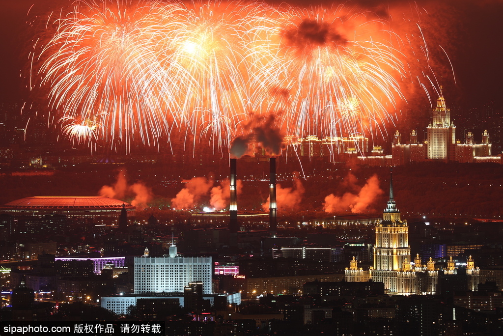 莫斯科胜利日夜晚绚烂 约1万枚烟花装点夜空