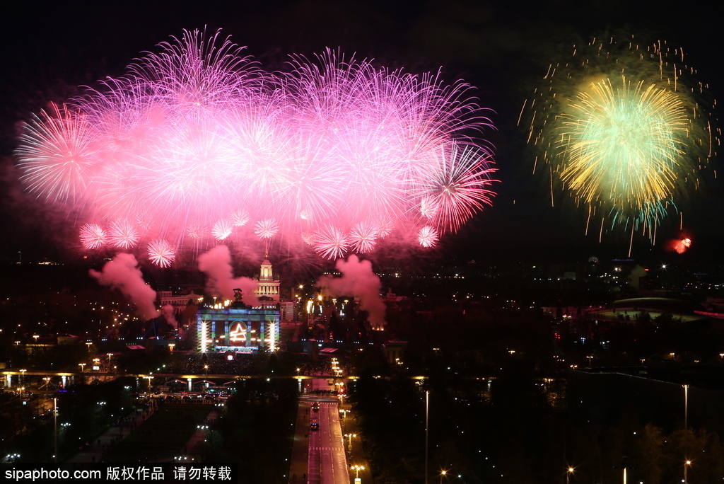 莫斯科胜利日夜晚绚烂 约1万枚烟花装点夜空