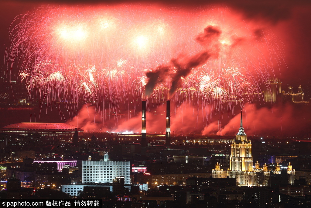 莫斯科胜利日夜晚绚烂 约1万枚烟花装点夜空