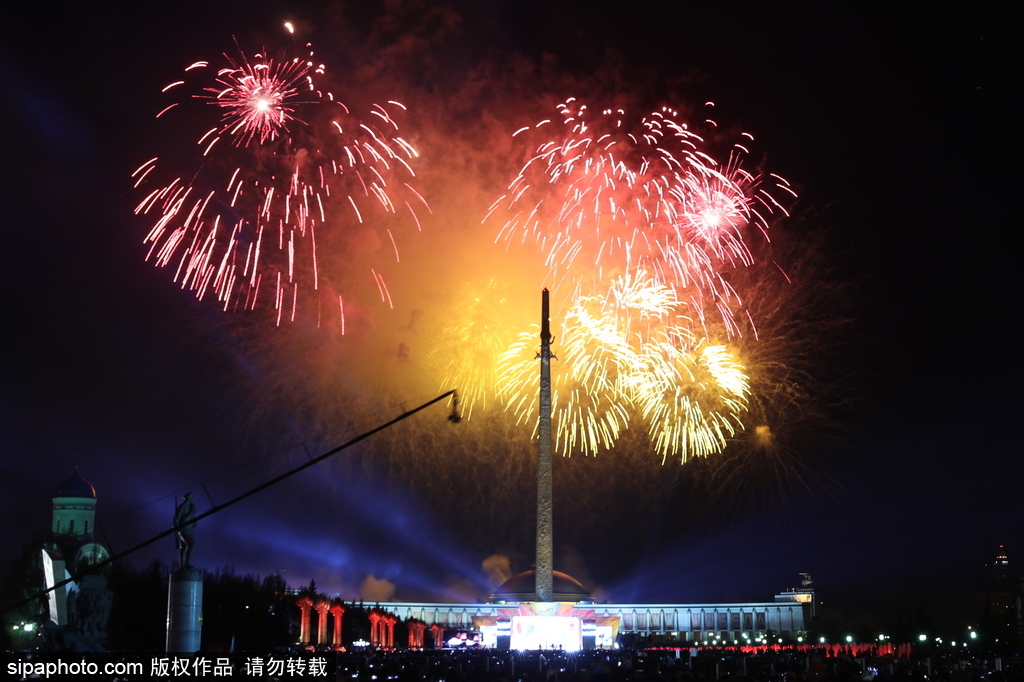 莫斯科胜利日夜晚绚烂 约1万枚烟花装点夜空