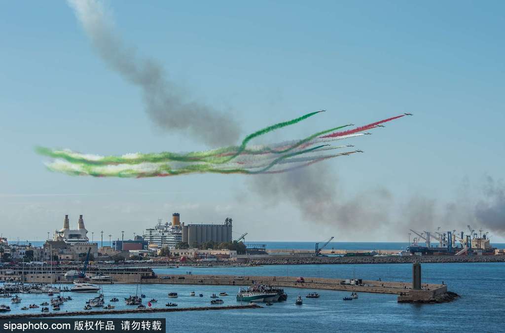 意大利“三色箭”特技飞行表演队上演空中芭蕾 庆祝圣尼古拉斯节来临