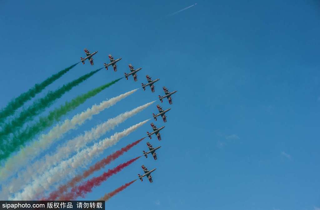 意大利“三色箭”特技飞行表演队上演空中芭蕾 庆祝圣尼古拉斯节来临