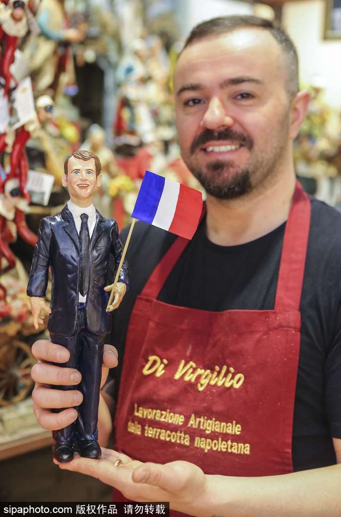 马克龙当选法国总统 意大利工匠制作手工雕像栩栩如生
