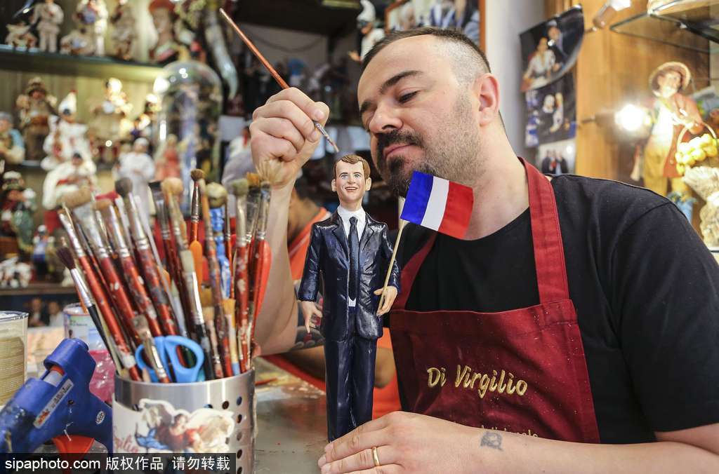 马克龙当选法国总统 意大利工匠制作手工雕像栩栩如生