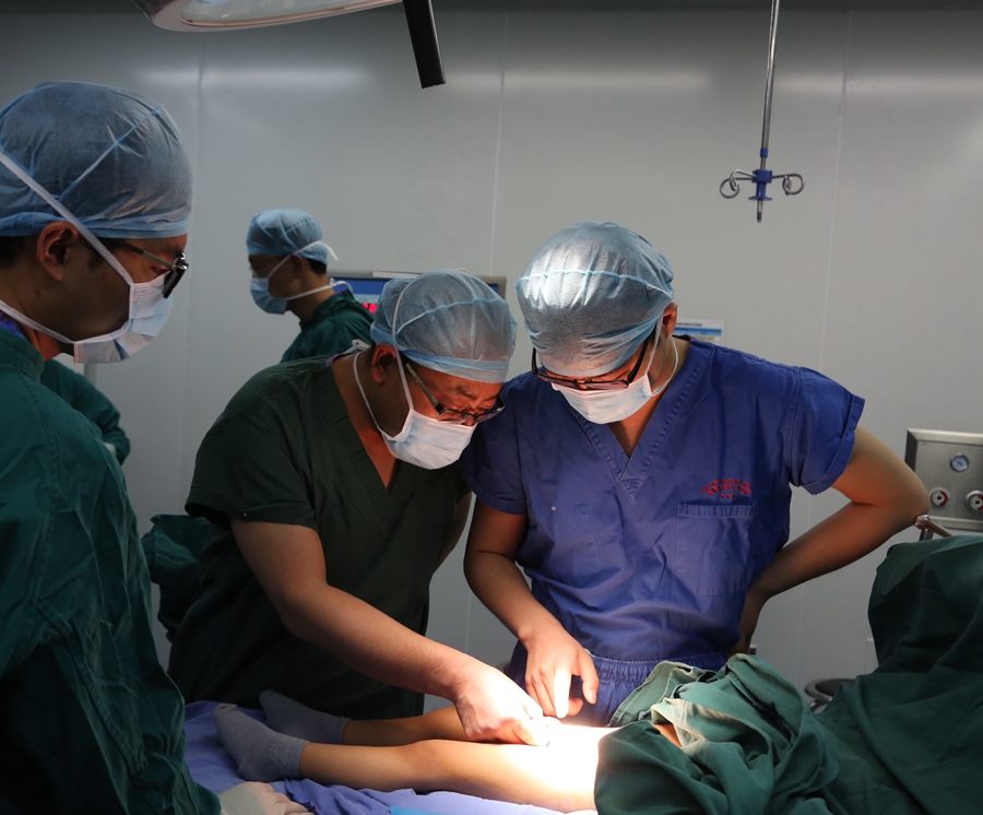 医疗人才“组团式”援藏 促进西藏医疗卫生事业发展