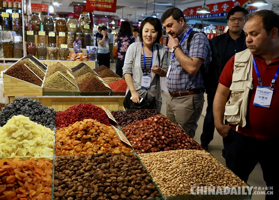 探访“一带一路”上的新疆集市 感受大巴扎的民族风情