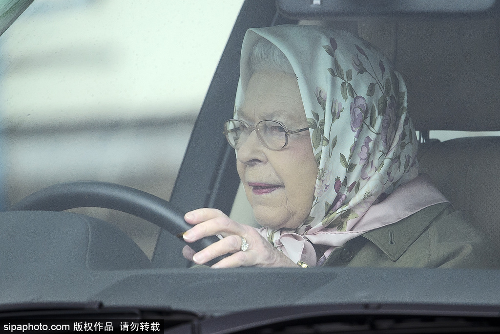 英国皇家温莎马展 女王又来“炫车技”