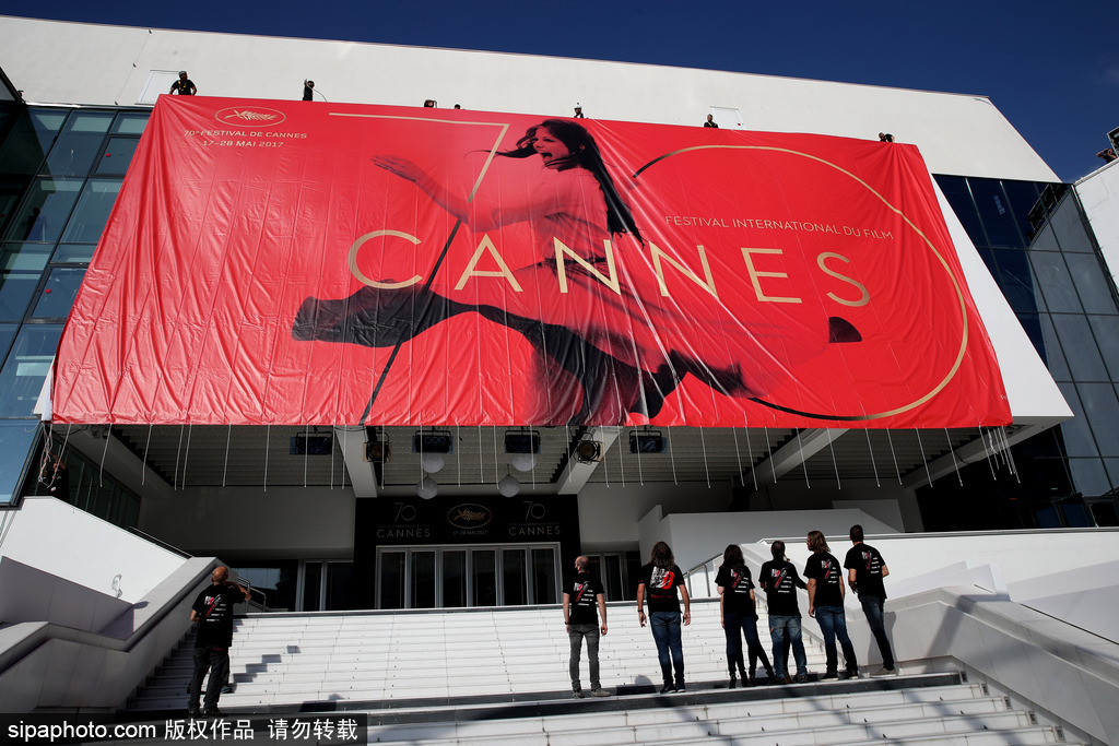 70届戛纳电影节前瞻准备 巨幅海报悬挂完毕