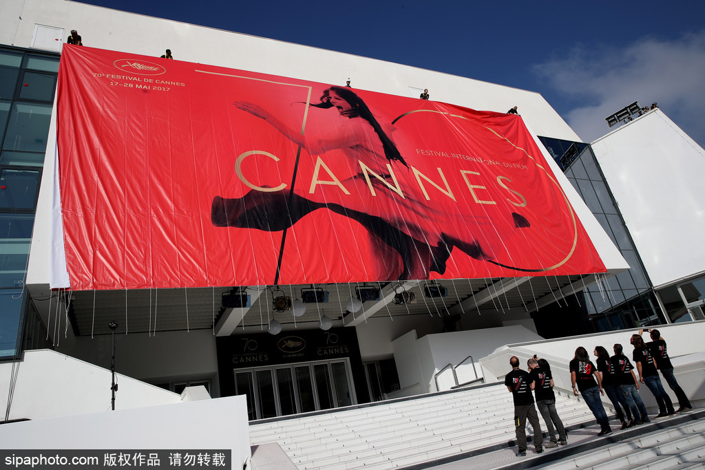 70届戛纳电影节前瞻准备 巨幅海报悬挂完毕