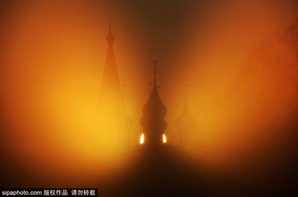 晨光中的俄罗斯伊万诺夫州 大地笼罩朦胧雾霭