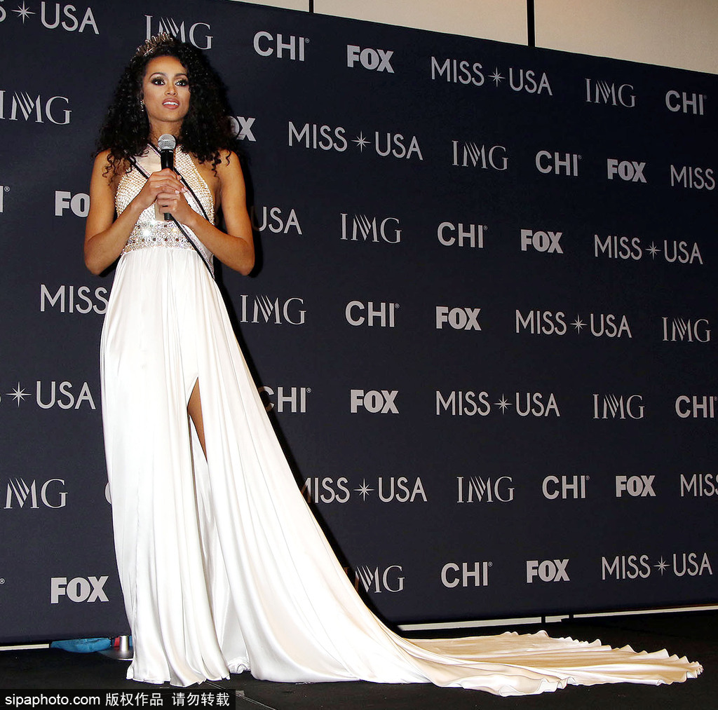 2017美国小姐冠军出席发布会 一袭白色长裙性感优雅