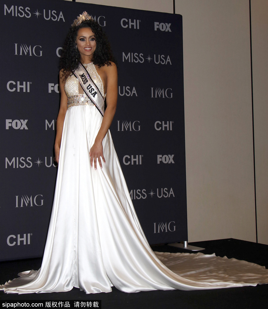 2017美国小姐冠军出席发布会 一袭白色长裙性感优雅