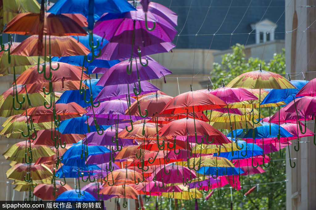 英国巴思街道悬挂多彩雨伞 色彩明亮装点城市