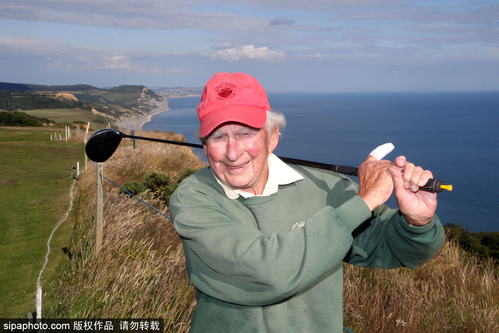 老当益壮！ 英国94岁最高龄高尔夫球手仍然活跃在球场