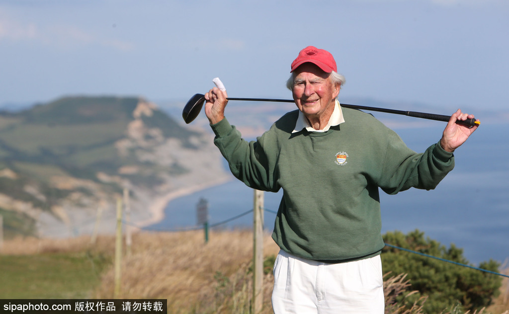 老当益壮！ 英国94岁最高龄高尔夫球手仍然活跃在球场