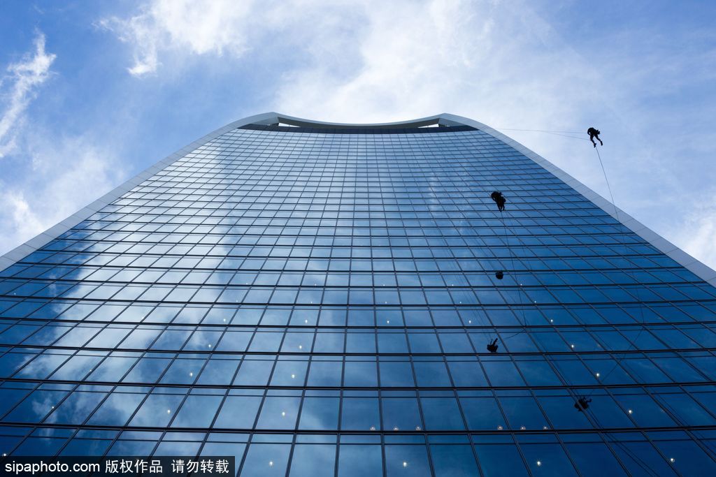 摩天大厦“行走者” 英国工人进行“对讲机大楼”外壁检查