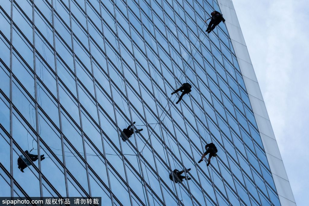 摩天大厦“行走者” 英国工人进行“对讲机大楼”外壁检查