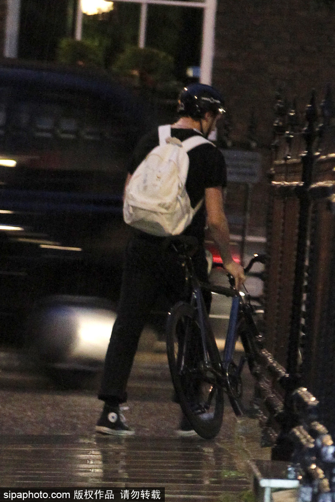 “贝家”大公子布鲁克林夜晚街头骑单车少年感十足