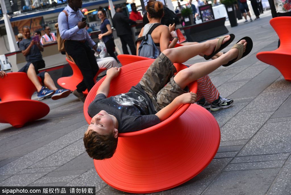纽约时代广场变欢乐海洋 民众争先体验陀螺椅