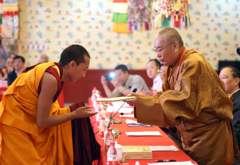 藏传佛教高、中级学衔授予仪式在中国藏语系高级佛学院举行