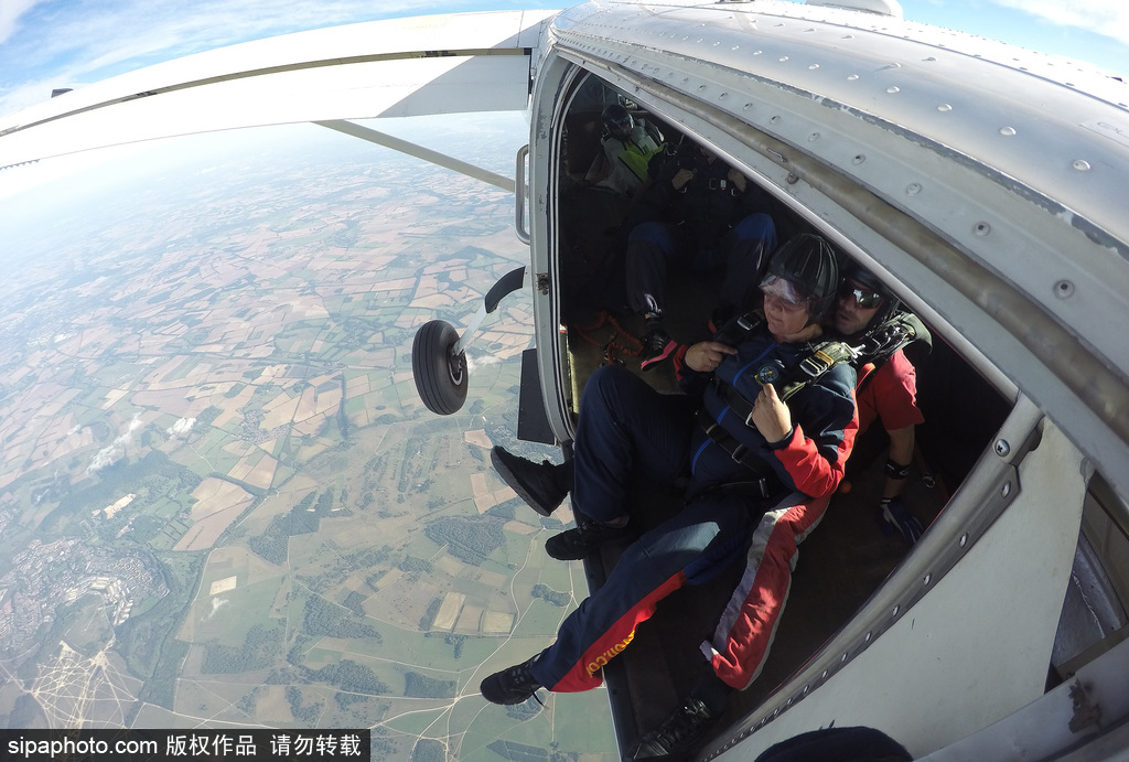 为了跳伞英国女子下决心减肥 终与75岁母亲完成梦想