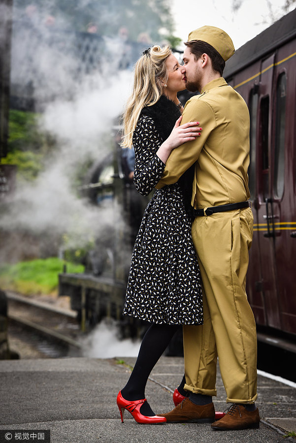 英国小镇办复古趴 情侣拥吻展示战争岁月另类爱情