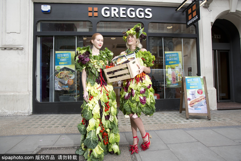 时尚bug冲击！ 英国模特展示沙拉材料制成服装