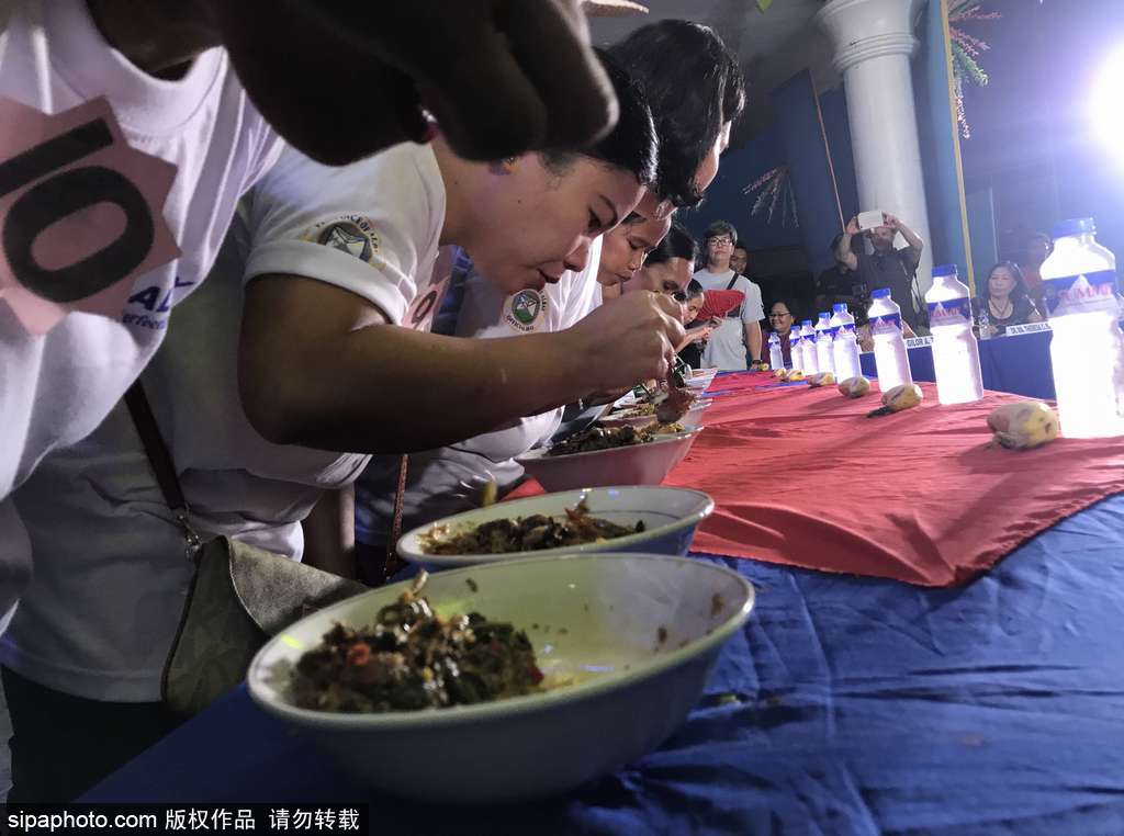 辣心！菲律宾举办吃辣椒大赛 参赛者体验7公斤辣椒奇葩菜