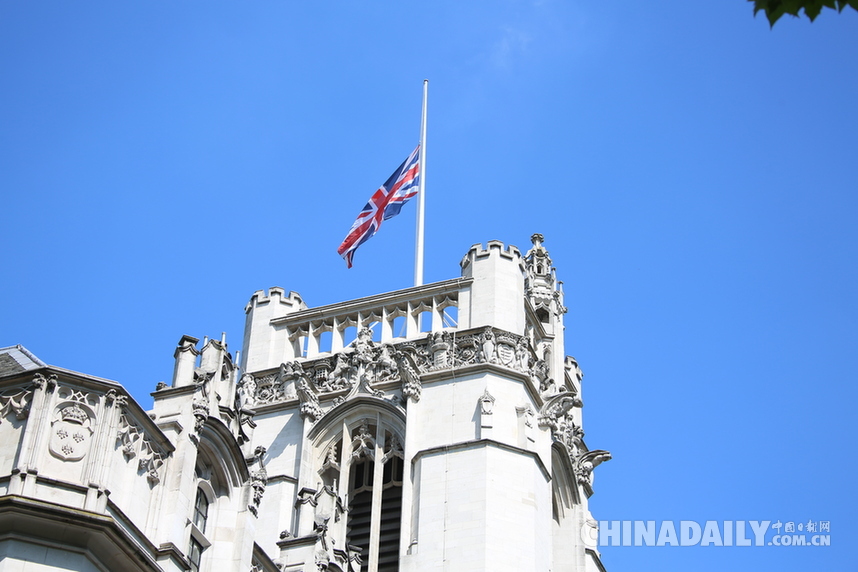 英国政府降半旗致哀 举国悼念遇难者