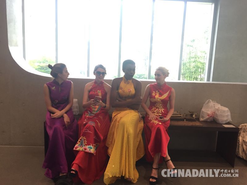 杭州“全球旗袍日”：向世界展示杭州的古典美与国际范