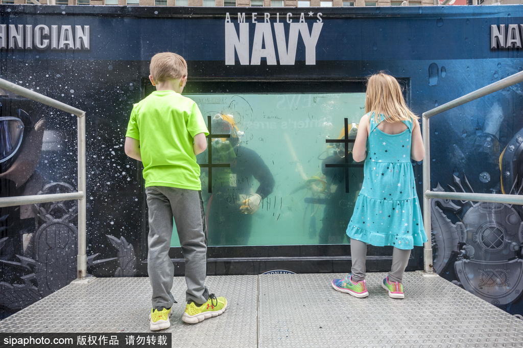 纽约舰队周时代广场活动 美国海军水箱与市民交互