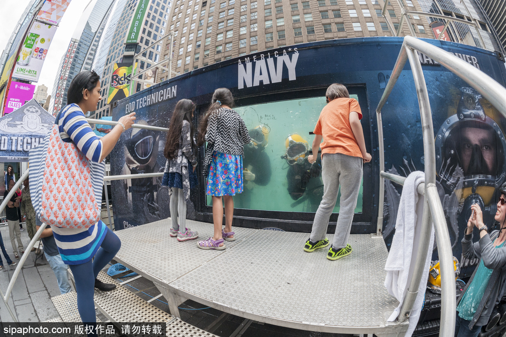 纽约舰队周时代广场活动 美国海军水箱与市民交互