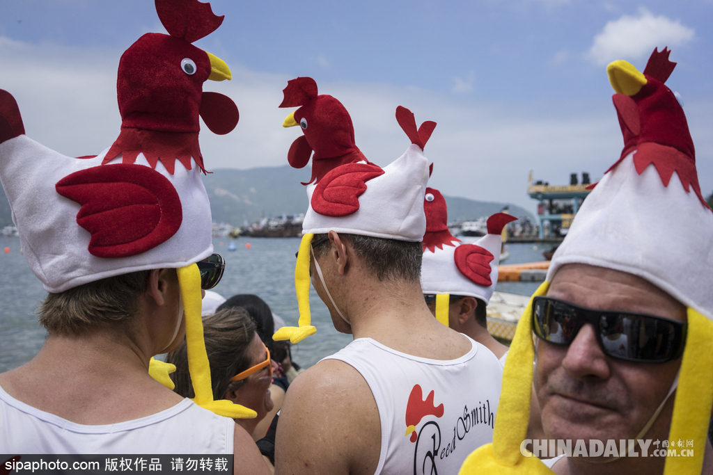 香港端午节赛龙舟活动 鸡年流行头戴“小鸡”