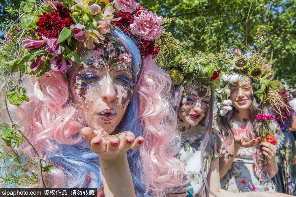 英国切尔西花展时装展 模特变身彩色花仙子