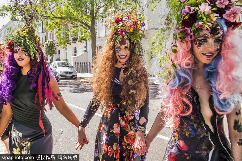英国切尔西花展时装展 模特变身彩色花仙子