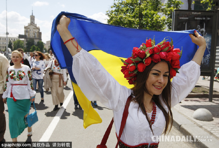 乌克兰基辅传统服饰大游行 喵星人身着绣花套衫美美哒