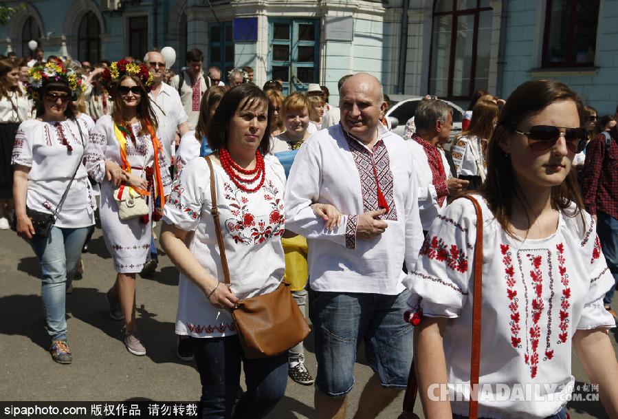 乌克兰基辅传统服饰大游行 喵星人身着绣花套衫美美哒