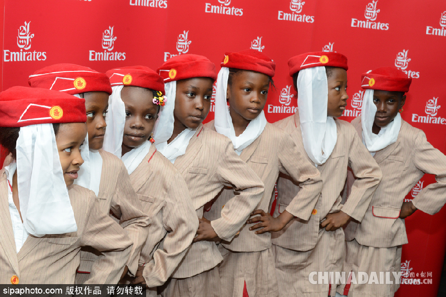 尼日利亚儿童节 小朋友身着各色服饰表演庆祝