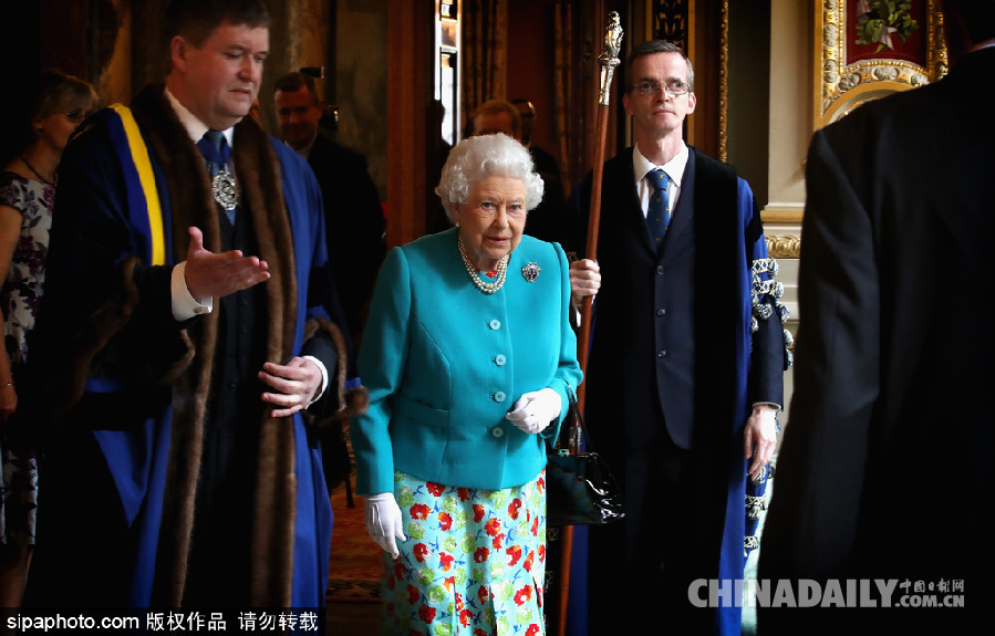 英国女王伊丽莎白二世穿碎花裙亮相萌萌哒