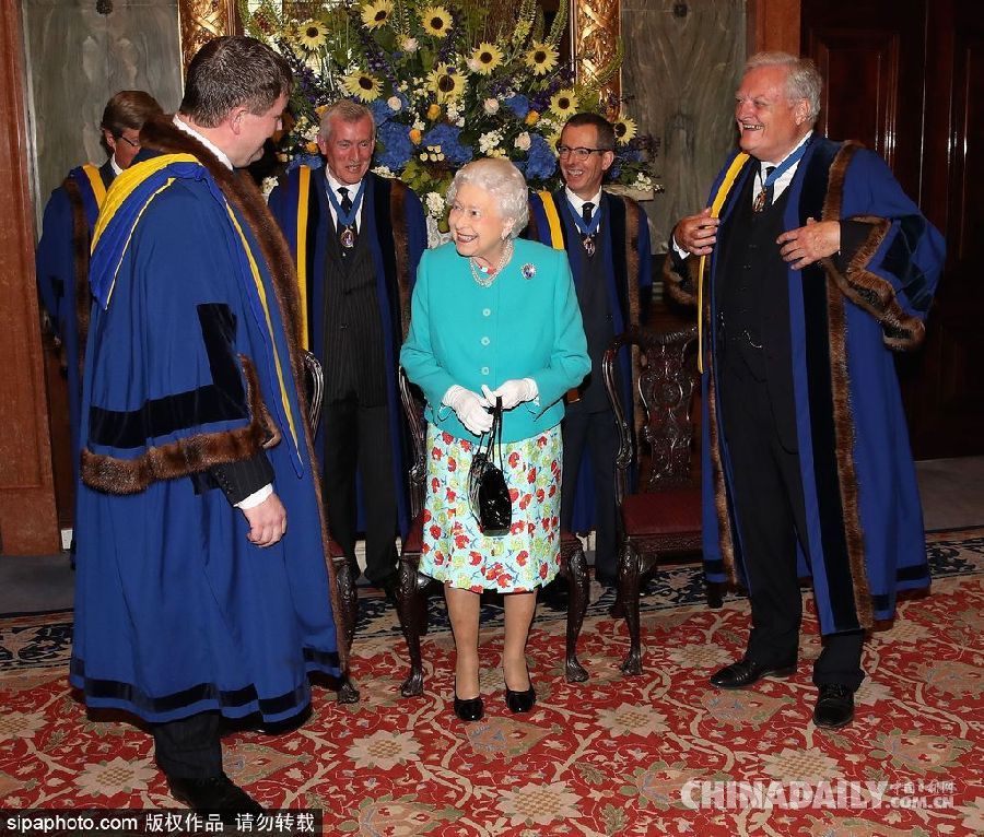 英国女王伊丽莎白二世穿碎花裙亮相萌萌哒