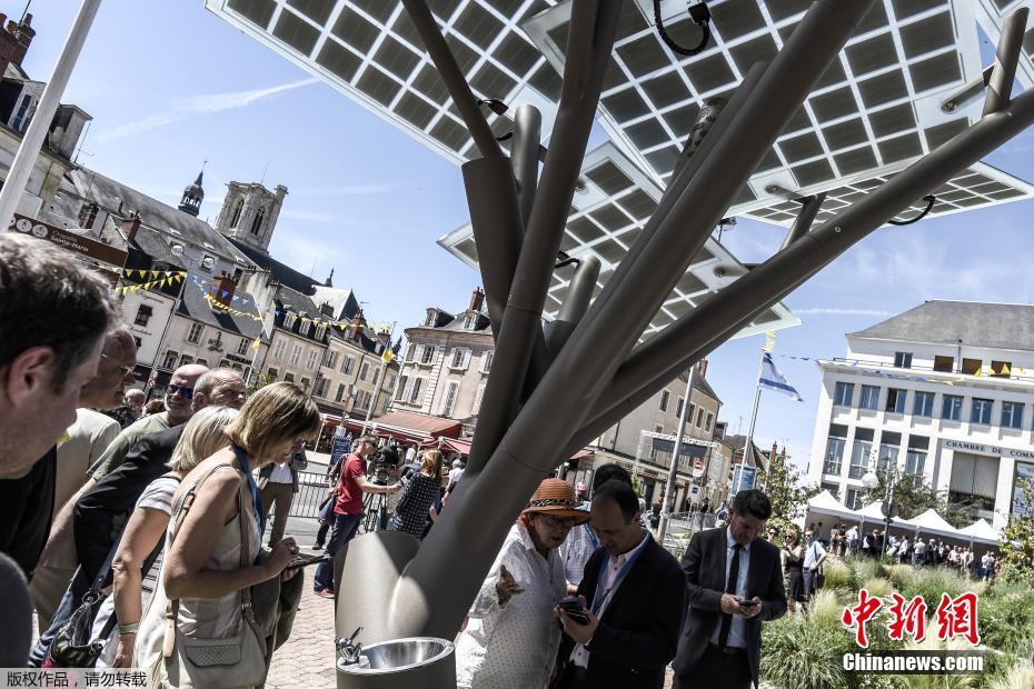 法国街头“种”下电子树 可提供WiFi为手机充电