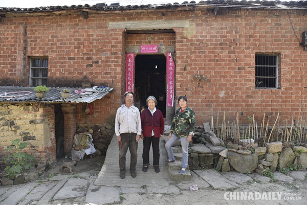 老房子与新房子——大别山红星社区贫困户喜迁新居