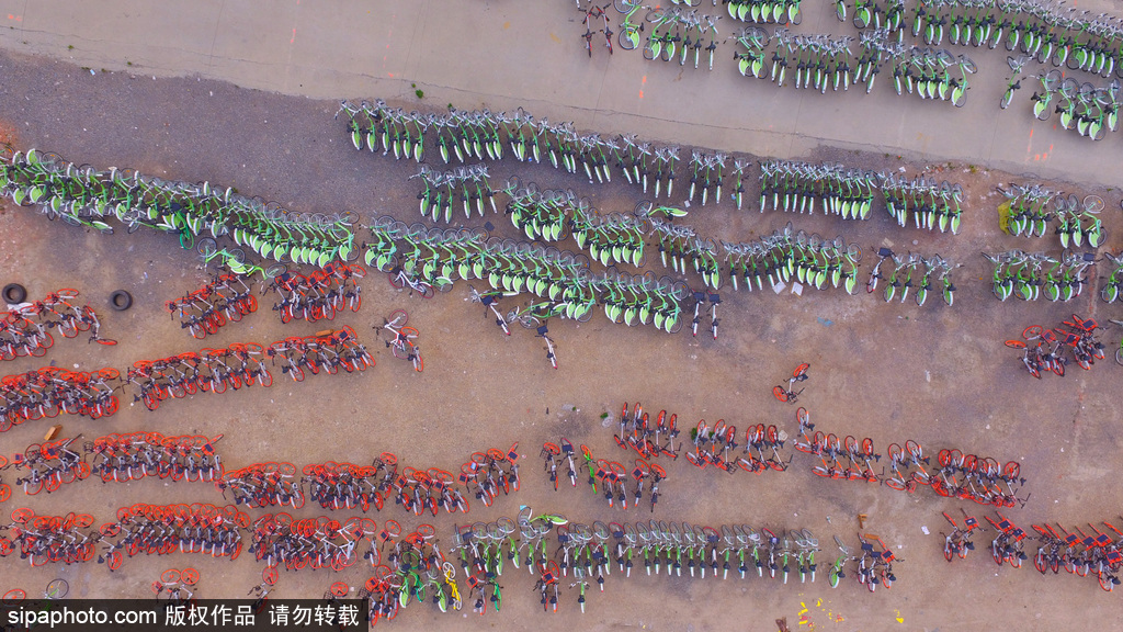 南京：废弃停车场聚集千辆单车 五彩斑斓场面壮观