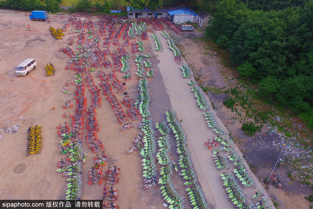 南京：废弃停车场聚集千辆单车 五彩斑斓场面壮观